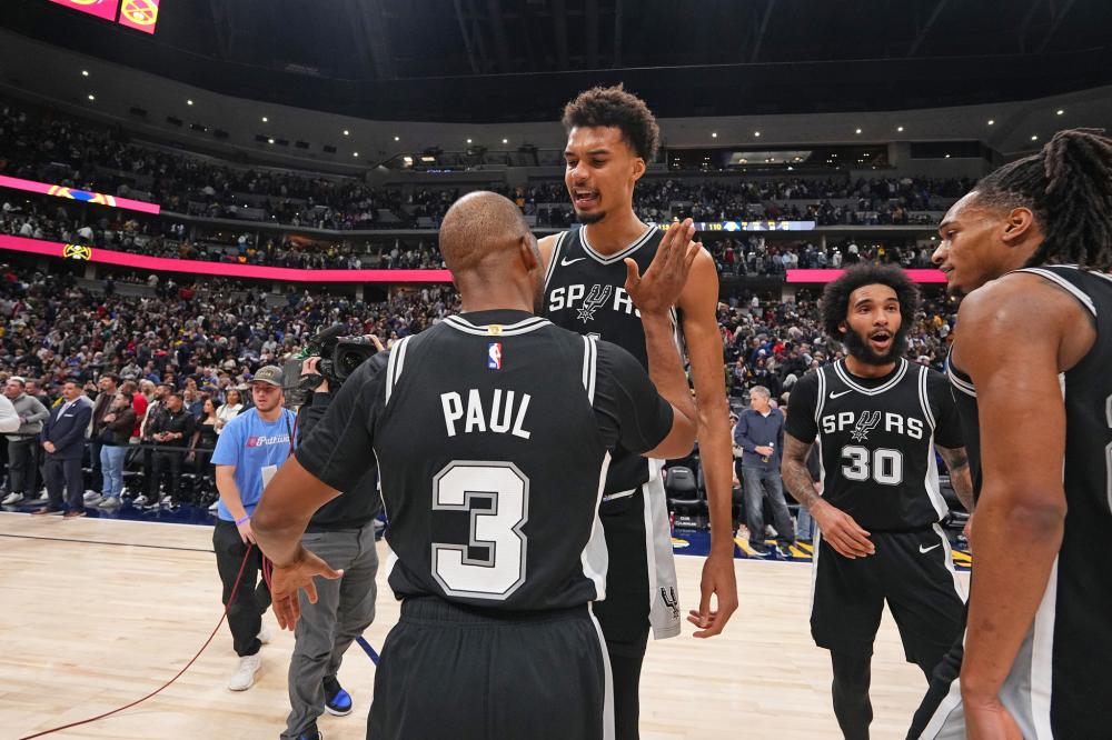 一名年轻 一名年轻