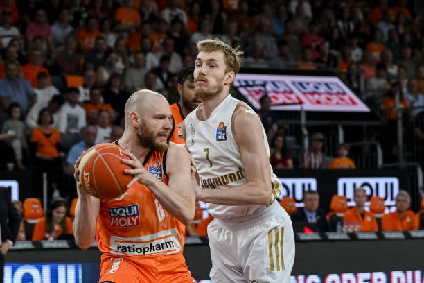 并迅速成为 并迅速成为